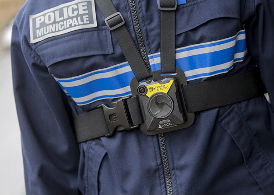 Caméras-piétons pour les policiers et gendarmes : cinq questions autour de  ce dispositif