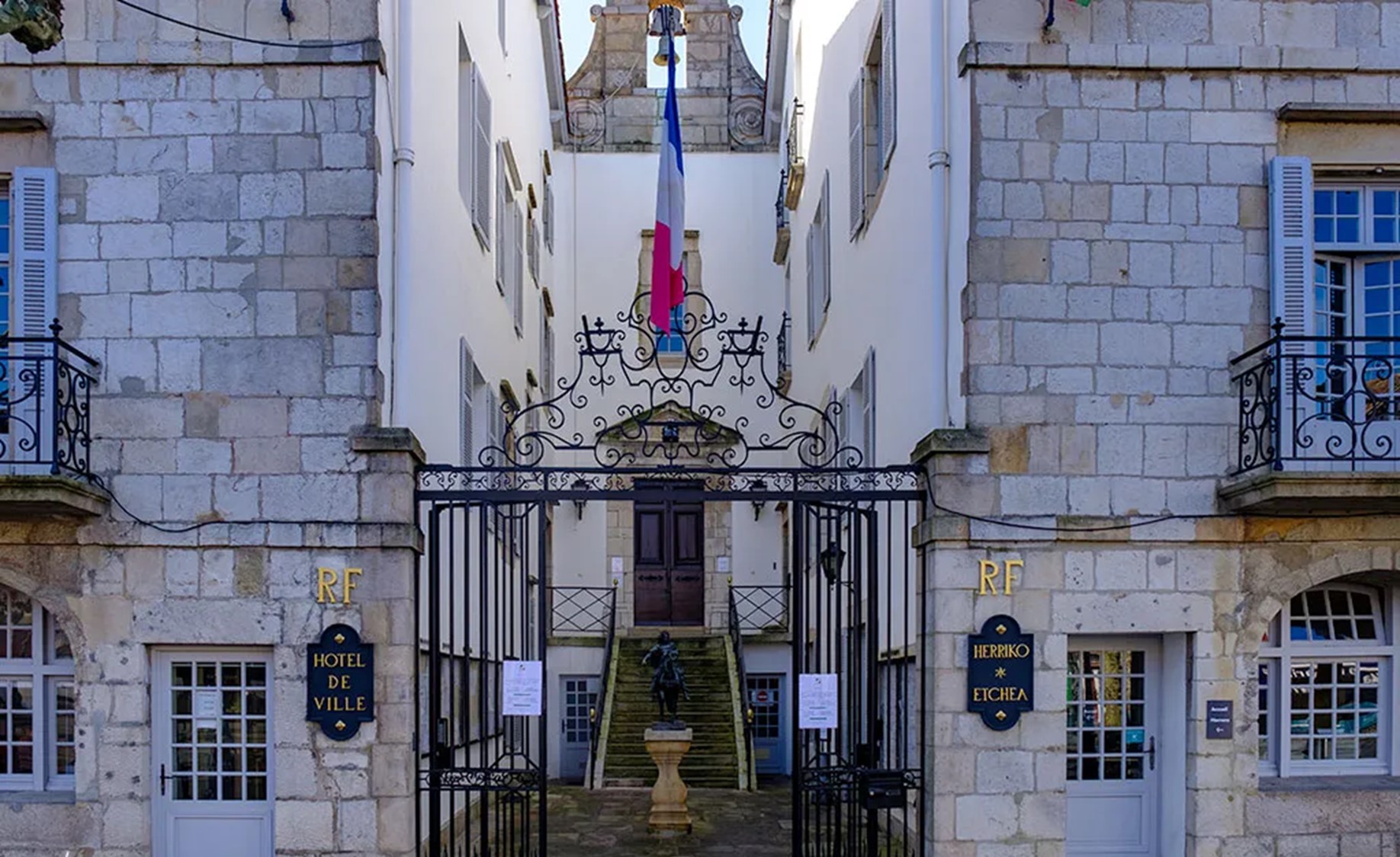 Rassemblement Sur Le Parvis De La Mairie - Saint-Jean-de-Luz